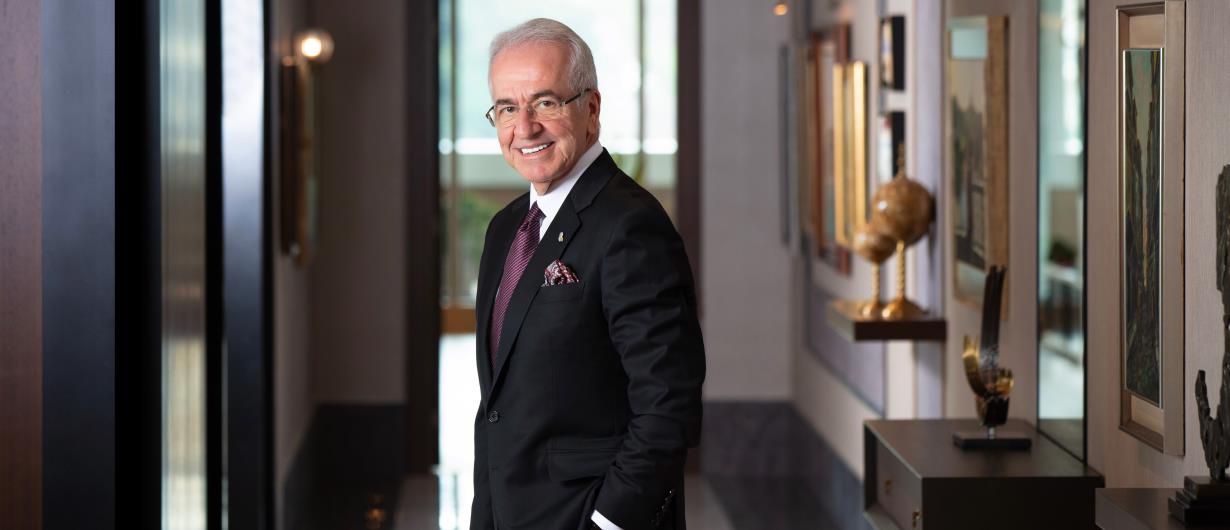 "Hayatıma yön veren tutkulardan biri: Fenerbahçe."
